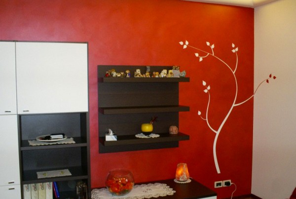 muro decorato salotto